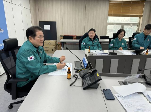 최대호 안양시장이 28일 재난안전대책회의를 하고 있다. 안양시 제공.