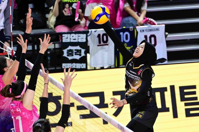 나란히 3승·13연승 상승세를 타고 있는 여자 프로배구 인천 흥국생명과 대전 정관장이 오는 30일과 2월 2일 잇따라 맞대결을 펼친다. 사진은 지난 3라운드 두 팀간 맞대결 모습.KOVO 제공