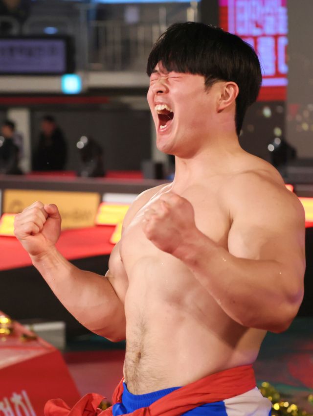 28일 태안종합실내체육관에서 열린 ‘위더스제약 2025 태안설날장사씨름대회’ 한라장사(105㎏이하)에 등극한 박민교(용인특례시청)가 우승 후 기쁨을 표하고 있다.