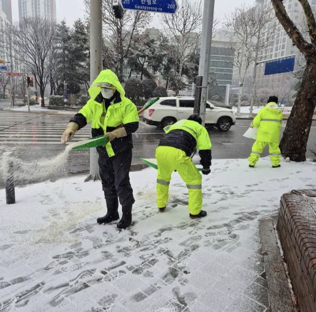 안양시 공무원들이 재설 작업을 하고 있다. 안양시 제공.