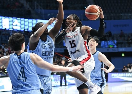 28일 고양소노아레나서 벌어진 ‘2024-2025시즌 KCC 프로농구’ 4라운드 원정 경기에서 정관장의 디온테 버튼이 고양 소노 수비를 돌파하고 슛을 시도하고 있다. KBL 제공