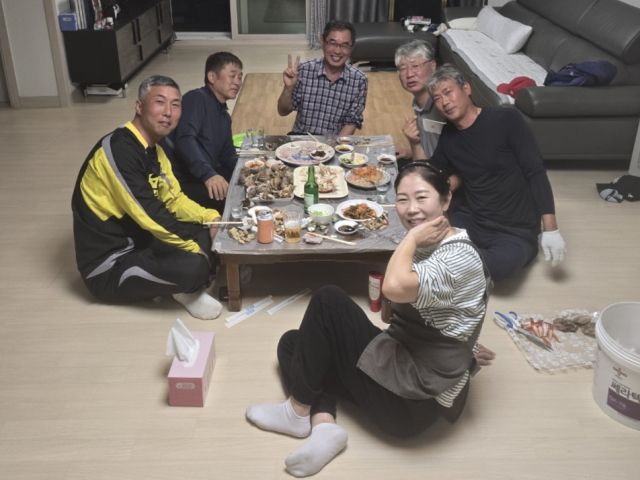 홍남곤씨 가족들이 29일 명절을 맞아 백령도를 찾은 가족들과 함께 식사하다가 기념촬영을 하고 있다. 홍남곤 경기일보 서해5도 포토통신원 제공