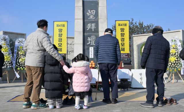설날인 29일 오전 파주시 임진각 망배단에서 열린 제41회 망향경모제에서 실향민 및 가족들이 북쪽을 향해 절을 올리고 있다. 윤원규기자