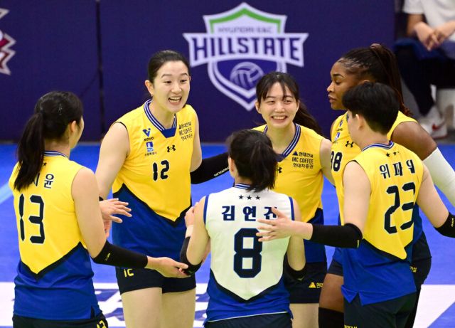 29일 수원체육관에서 벌어진 여자프로배구 서울 GS칼텍스전에서 득점에 성공한 수원 현대건설 선수들이 기뻐하고 있다.KOVO 제공