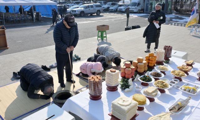 설날인 29일 오전 파주시 임진각 망배단에서 열린 제41회 망향경모제에서 실향민 및 가족들이 북쪽을 향해 절을 올리고 있다. 윤원규기자
