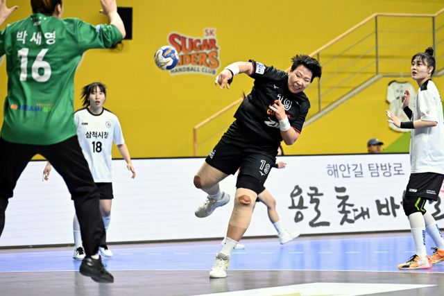 29일 광주 빛고을체육관에서 열린 ‘신한 SOL Pay 2024-2025 핸드볼 H리그’ 삼척시청과의 여자부 1라운드 최종전서 광명 SK 슈가글라이더즈 강은혜가 슛을 쏘고 있다.한국핸드볼연맹 제공