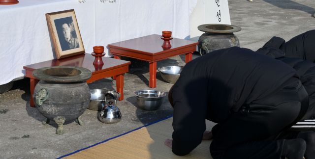 설날인 29일 오전 파주시 임진각 망배단에서 열린 제41회 망향경모제에서 실향민 및 가족들이 북쪽을 향해 절을 올리고 있다. 윤원규기자