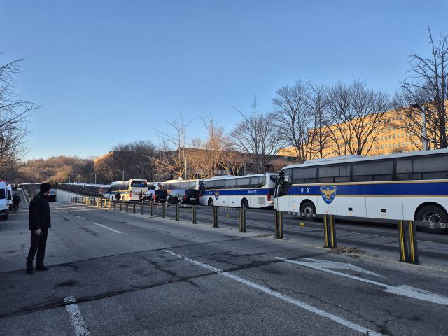 3일 오전 8시께 과천 중앙동에 위치한 고위공직자범죄수사처 앞이 경찰 버스로 둘러 싸여 있다. 김한울기