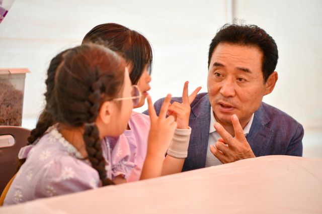 백영현 포천시장이 어린이집 원아들과 이야기를 나누고 있다. 포천시 제공