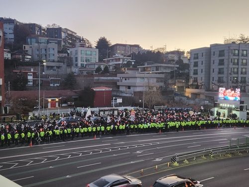 윤 대통령 지지자들, 체포영장 집행에 반발