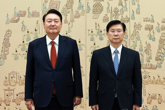 윤석열 대통령과 박종준 경호처장(오른쪽). 연합뉴스