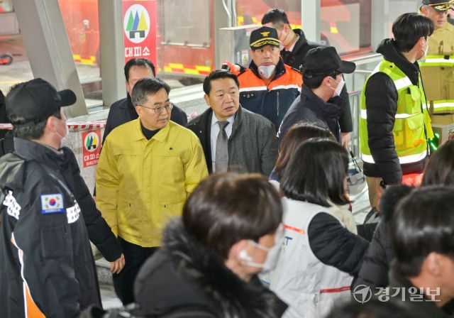 3일 오후 성남시 분당구 야탑동 한 복합건축물 화재현장에서 김동연 경기도지사가 현장을 둘러보고 있다. 이번 화재는 5시 10분 초진된 가운데 40여 명이 구조, 50여 명이 자력 대피했으며 일부는 인후통, 오한 등 증상을 보여 인근 병원으로 이송됐다. 소방당국은 화재원인 확인과 인명 수색을 벌이고 있다. 윤원규기자
