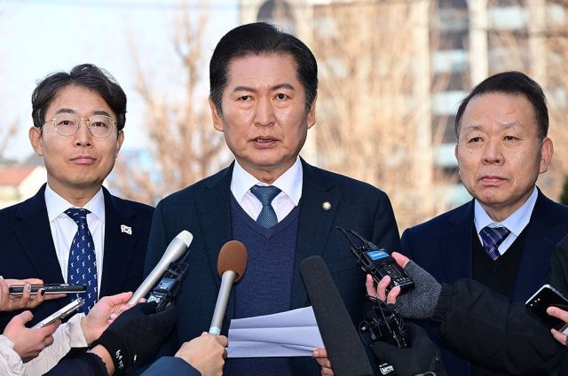 정청래 탄핵소추단장(가운데)이 지난달 27일 오후 서울 헌법재판소 소심판정에서 열린 윤석열 대통령 탄핵 사건에 대한 첫 변론준비기일 출석에 앞서 입장을 발표하고 있다. 연합뉴스