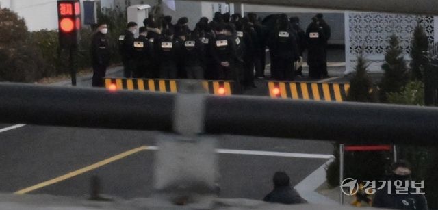 공수처가 3일 오전 서울 한남동 대통령 관저에 진입했다. 사진은 관저 앞에 배치된 경찰. 조주현기자.