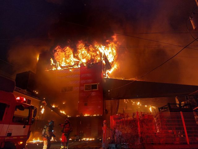 3일 오후 용인 처인구 모현읍 초부리의 한 플라스틱 제조 공장 창고에서 불이 나 소방당국이 화재를 진압하고 있다. 경기도소방재난본부 제공