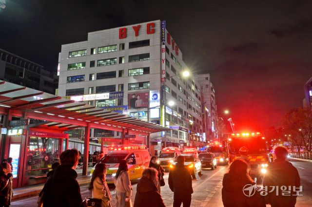 3일 오후 성남시 분당구 야탑동 한 복합건축물 화재현장에서 시민들이 현장을 보고 있다. 이번 화재는 5시 10분 초진된 가운데 40여 명이 구조, 50여 명이 자력 대피했으며 일부는 인후통, 오한 등 증상을 보여 인근 병원으로 이송됐다. 소방당국은 화재원인 확인과 인명 수색을 벌이고 있다. 윤원규기자