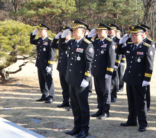 권선욱 양주소방서장이 2일 각 부서장들과 함께 현충탑을 참배하고 있다. 양주소방서 제공