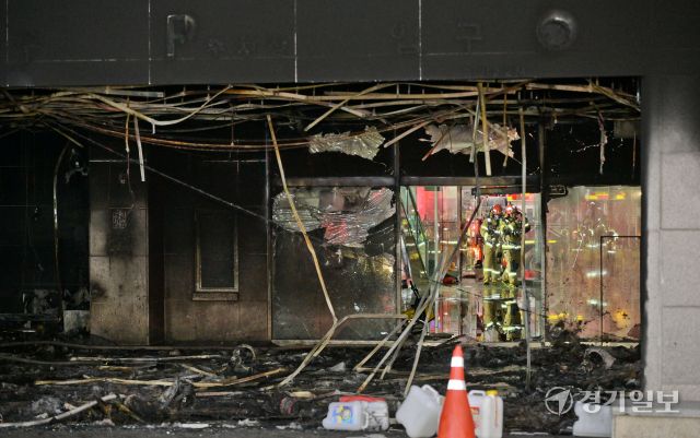 3일 오후 성남시 분당구 야탑동 한 복합건축물 화재현장에서 소방관들이 인명 수색을 하고 있다. 이번 화재는 5시 10분 초진된 가운데 40여 명이 구조, 50여 명이 자력 대피했으며 일부는 인후통, 오한 등 증상을 보여 인근 병원으로 이송됐다. 소방당국은 화재원인 확인과 인명 수색을 벌이고 있다. 윤원규기자