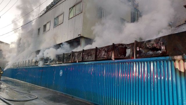 안산시 단원구 화공 약품 제조공장에서 화재가 발생해 연기가 치솟고 있다. 경기소방재난본부 제공