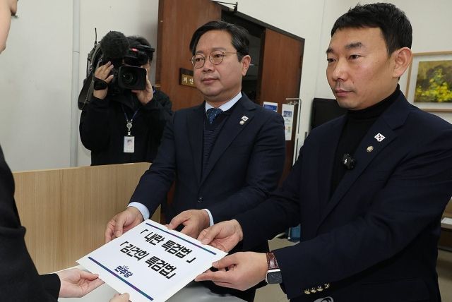 더불어민주당 김승원(왼쪽) 법제사법위원회 야당 간사 등이 지난 12월9일 오전 국회 의안과에 ‘내란특검법’과 ‘김건희특검법’을 제출하고 있다. 연합뉴스