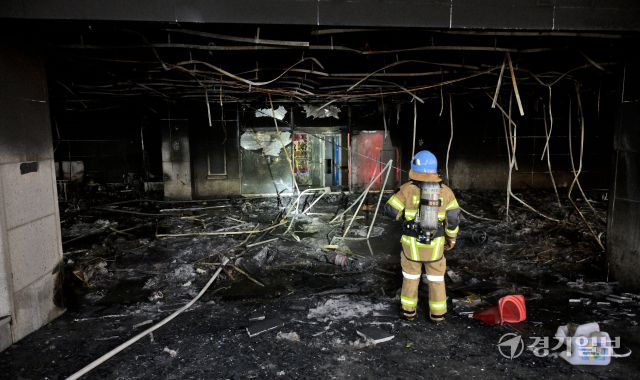 3일 오후 성남시 분당구 야탑동 한 복합건축물 화재현장에서 소방관들이 인명 수색을 하고 있다. 이번 화재는 5시 10분 초진된 가운데 40여 명이 구조, 50여 명이 자력 대피했으며 일부는 인후통, 오한 등 증상을 보여 인근 병원으로 이송됐다. 소방당국은 화재원인 확인과 인명 수색을 벌이고 있다. 윤원규기자