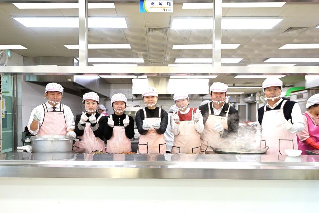 김미경 연천군의회 의장(가운데)과 시의원들은 2일 시무식을 마친 뒤 노인복지관에서 점심 배식봉사활동을 펼쳤다. 연천군의회 제공