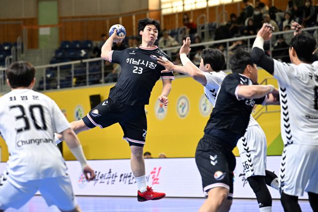 30일 광주 빛고을체육관에서 열린 ‘신한 SOL Pay 2024-2025 핸드볼 H리그’ 남자부 충남도청과의 경기에서 하남시청 박광순이 슛을 하고 있다.한국핸드볼연맹 제공