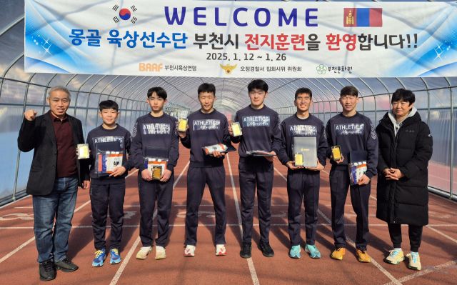 부천시를 방문해 합동훈련을 쌓은 몽골 청소년 육상선수단이 부천시육상연맹 노문선 회장(왼쪽)과 기념촬영을 하고 있다.부천시육상연맹 제공