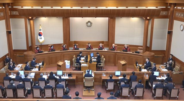 윤 대통령, 김용현 전 국방장관에게 직접 증인신문 (서울=연합뉴스) 윤석열 대통령(오른쪽)이 23일 서울 종로구 헌법재판소에서 열린 본인의 탄핵심판 4차변론에서 증인으로 출석한 김용현 전 국방부 장관(가운데)에게 직접 증인신문을 하고 있다. 2025.1.23 [헌법재판소 제공. 재판매 및 DB 금지] photo@yna.co.kr (끝) <저작권자(c) 연합뉴스, 무단 전재-재배포, AI 학습 및 활용 금지>