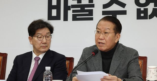 국민의힘 권영세 비상대책위원장(오른쪽)이 31일 국회에서 열린 비상대책위원 회의에서 발언하고 있다. 연합뉴스