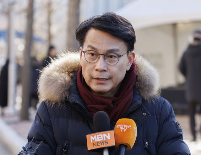 공수처 앞에서 인터뷰 하는 윤상현 의원 (과천=연합뉴스) 황광모 기자 = 내란 우두머리와 직권남용 권리행사 방해 혐의를 받는 윤석열 대통령이 경기 과천시 정부과천청사 내 고위공직자범죄수사처에 체포돼 조사받고 있는 15일 오후 국민의힘 윤상현 의원이 공수처 앞에서 취재진 질문에 답하고 있다. 2025.1.15 hkmpooh@yna.co.kr (끝) <저작권자(c) 연합뉴스, 무단 전재-재배포, AI 학습 및 활용 금지>