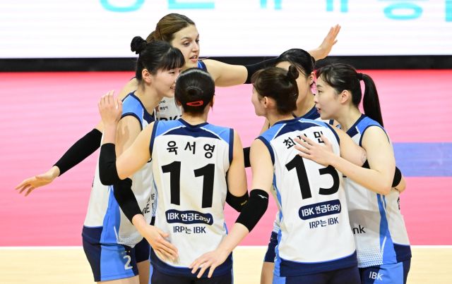 31일 광주 페퍼스타디움에서 열린 V리그 여자부 5라운드 첫 경기서 광주 페퍼저축은행을 3-1로 꺾고 7연패 사슬을 끊어낸 화성 IBK기업은행 선수들이 득점 후 기뻐하고 있다.KOVO 제공