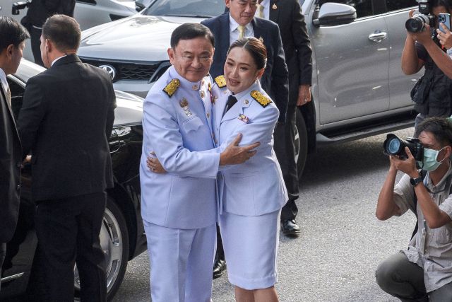 패통탄 친나왓 총리와 그녀의 아버지 탁신 친나왓 전 총리. AFP=연합뉴스