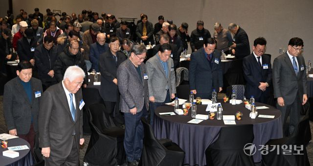 4일 오후 수원컨벤션센터에서 열린 '수원중·고등학교총동문회 2025 신년인사회, 회장 이·취임식 및 111년사 출판기념회'에서 김상춘 제24대 회장, 박주왕 제25대 회장, 이순국 100주년기념사업 추진위원장 겸 경기일보 대표이사 사장, 김영진 편찬위원 등 참석자들이 국민의례를 하고 있다. 김시범기자