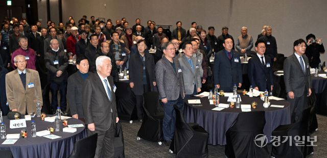 4일 오후 수원컨벤션센터에서 열린 '수원중·고등학교총동문회 2025 신년인사회, 회장 이·취임식 및 111년사 출판기념회'에서 김상춘 제24대 회장, 박주왕 제25대 회장, 이순국 100주년기념사업 추진위원장 겸 경기일보 대표이사 사장, 김영진 편찬위원 등 참석자들이 국민의례를 하고 있다. 김시범기자