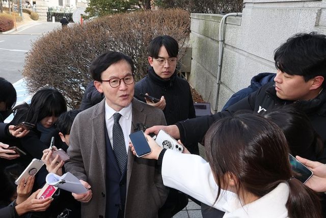 윤석열 대통령의 법률대리인인 배진한 변호사가 지난 3일 오후 서울 종로구 헌법재판소 소심판정에서 열린 윤 대통령 탄핵심판 2회 변론준비기일에 출석하며 취재진 질문에 답하고 있다. 연합뉴스