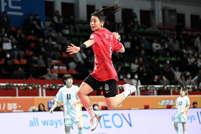 4일 청주 SK호크스 아레나에서 열린 ‘신한 SOL페이 2024-2025 핸드볼 H리그’ 인천시청과의 여자부 경기서 광명 SK 슈가글라이더즈 신다빈이 점프슛을 하고 있다.한국핸드볼연맹 제공