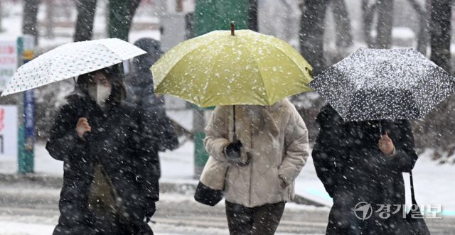 대설주의보가 내려진 5일 인천시 미추홀구 인천버스종합터미널 사거리 횡단보도에서 우산을 든 시민이 조심히 걸어가고 있다. 조병석기자