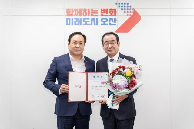 이권재 오산시장이 배명곤 오산도시공사 사장(오른쪽)에게 임용장을 수여하고 기념촬영을 하고 있다. 오산시 제공