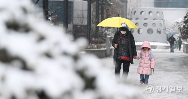 대설주의보가 내려진 5일 인천시 미추홀구 인천버스종합터미널 인근에서 우산을 든 시민이 조심히 걸어가고 있다. 조병석기자다. 조병석기자