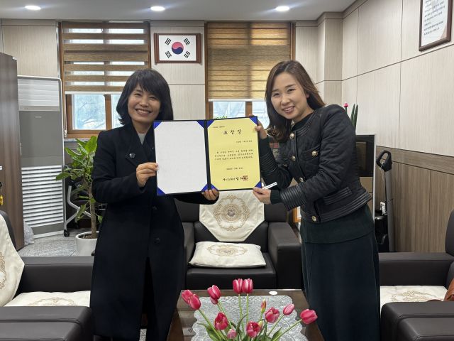 옥정중학교 이정 교장이 장애인 고용 우수기관으로 선정돼 동두천양주교육지원청 관계자로부터 경기도교육감 표창을 전수받고 있다. 동두천양주교육지원청 제공
