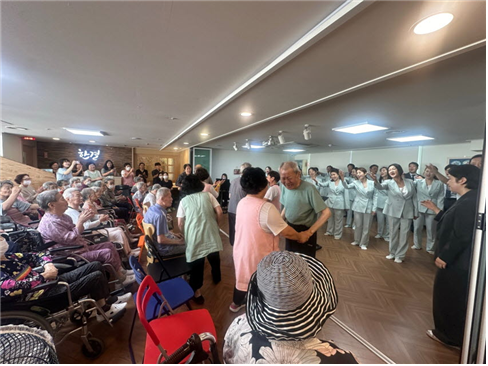 인천시 문화예술회관이 문화소외계층을 직접 찾아 공연을 펼치고 있다. 인천시 제공