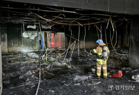 지난 3일 오후 성남시 분당구 야탑동 한 복합건축물 화재현장에서 소방관들이 인명 수색을 하고 있다. 경기일보DB