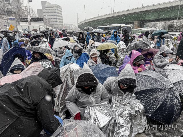 고위공직자범죄수사처(공수처)의 윤석열 대통령에 대한 체포영장 유효기간 만료를 하루 앞둔 5일 서울 한남동 대통령 관저 인근에선 대설과 한파에도 불구하고 보수성향(왼쪽 사진)과 진보성향 시민들이 나뉘어져 윤석열 대통령 탄핵 반대 및 체포 촉구 집회를 열고 있다. 조주현기자