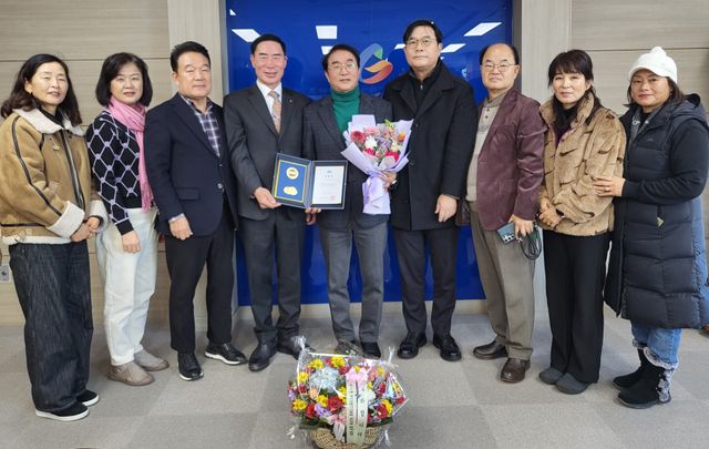 경기도테니스협회장 3선 연임에 성공한 김녹중 회장이 이원성 경기도체육회장으로부터 경기도지사 표창을 받은 뒤 임원들과 기념촬영을 하고 있다.