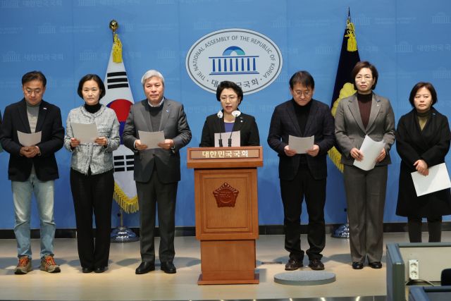 조국혁신당 김선민 당 대표 권한대행을 비롯한 의원들이 5일 오전 서울 여의도 국회 소통관에서 국민의힘에 대한 위헌정당해산 심판 청구를 정부에 촉구하는 기자회견을 하고 있다. 연합뉴스