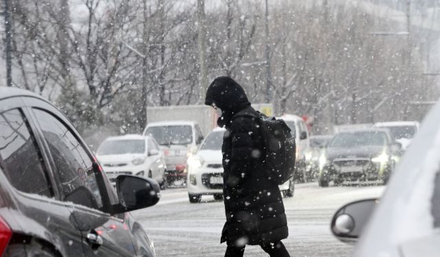 출근길 시민들이 눈을 맞으며 걸음을 재촉하고 있다. 경기일보 DB