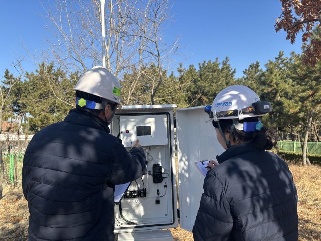 인천환경공단 관계자들이 IoT 악취측정시스템을 살펴보고 있다. 인천환경공단 제공