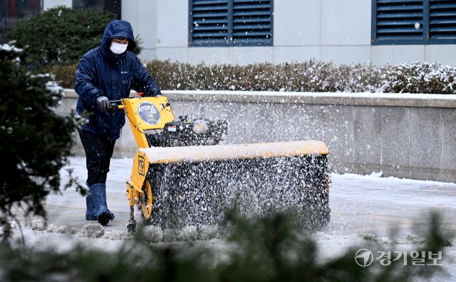 대설주의보가 내려진 5일 인천시 미추홀구 인천버스종합터미널 사거리 인근에서 재설작업을 하고 있다. 조병석기자자