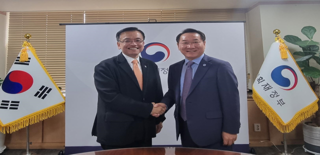 유정복 인천시장이 지난해 6월20일 최상목 경제부총리를 만나 인천시 건의사항을 전달하고 기념촬영을 하고 있다. 인천시 제공